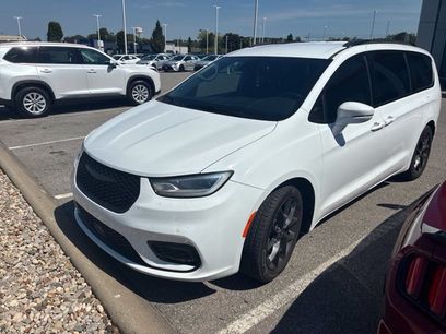 Used 2021 Chrysler Pacifica Touring-L w/ Uconnect Theater Family Group