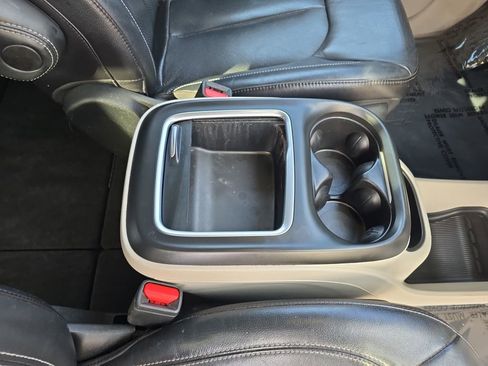 Used 2022 Chrysler Pacifica Touring-L image 19