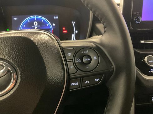 Used 2025 Toyota Corolla Cross XLE AWD/4WD image 16