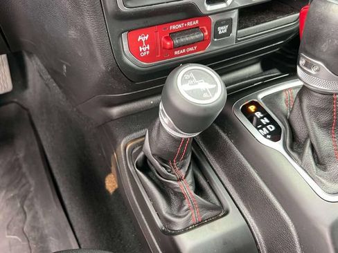 Used 2018 Jeep Wrangler Unlimited Rubicon AWD/4WD image 36