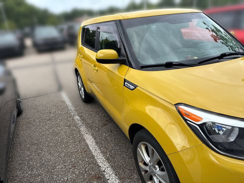 Used 2015 Kia Soul + FWD image 6