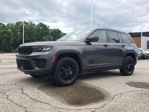 Used 2024 Jeep Grand Cherokee Altitude AWD/4WD image 8