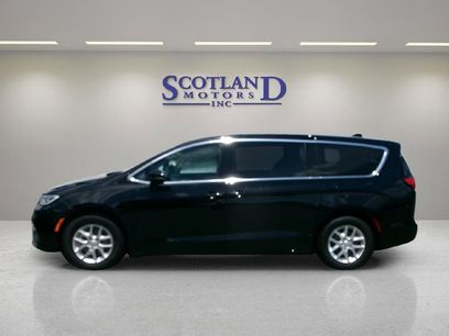 Used 2025 Chrysler Pacifica Select