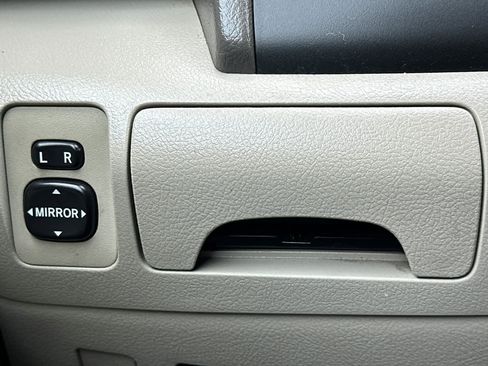 Used 2011 Toyota Camry LE image 27