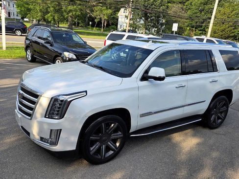 Used 2017 Cadillac Escalade Luxury AWD/4WD image 2