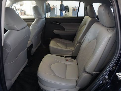 Used 2022 Toyota Highlander XLE image 21