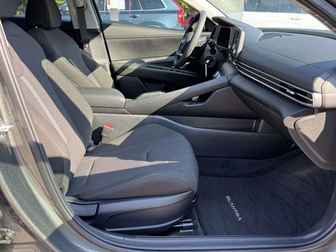 Used 2025 Hyundai Elantra SE FWD image 15