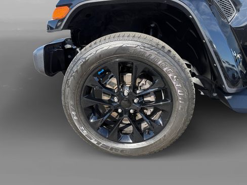 Used 2022 Jeep Wrangler Unlimited Sahara AWD/4WD image 9