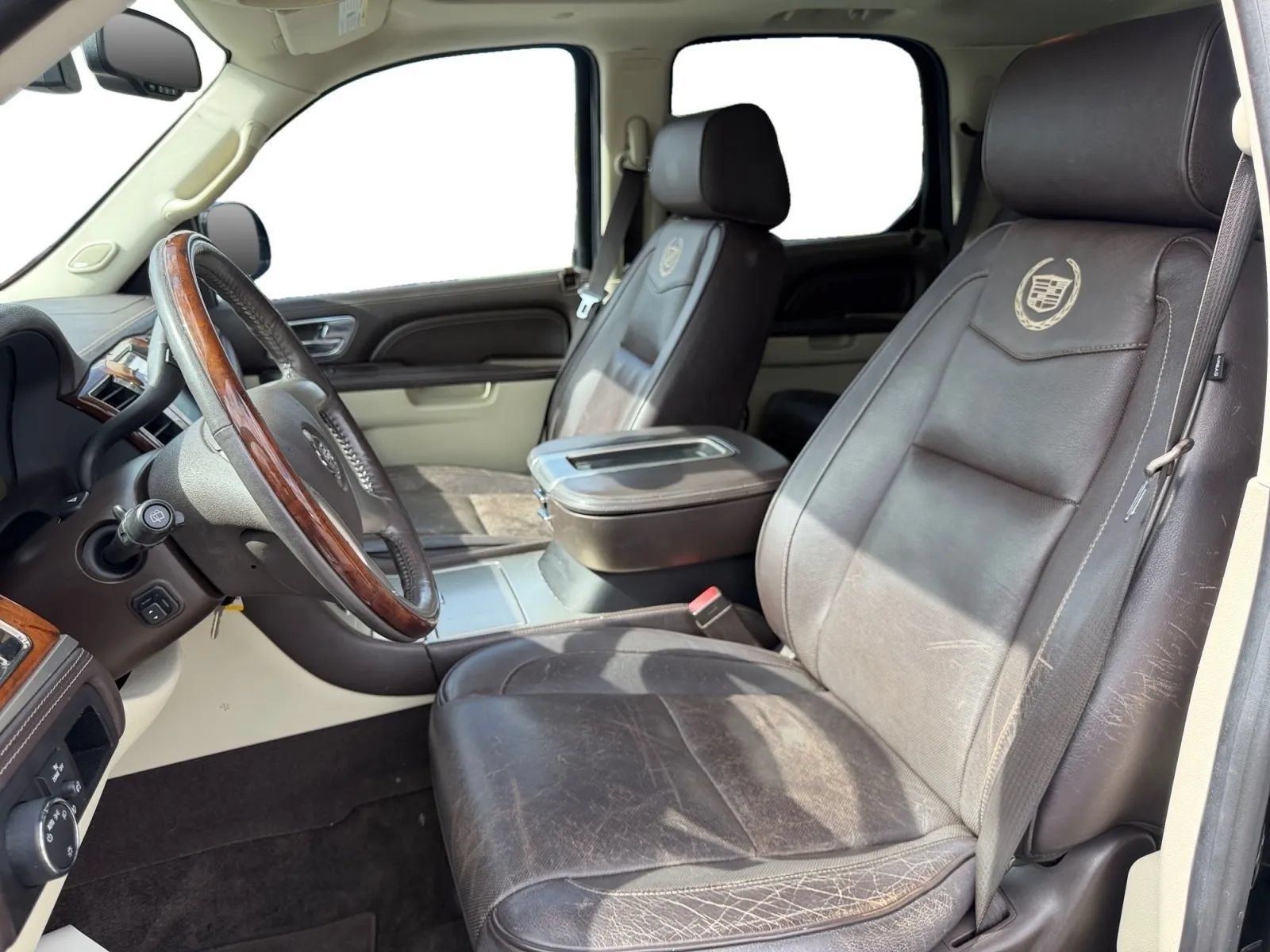Used 2011 Cadillac Escalade Platinum AWD/4WD image 10