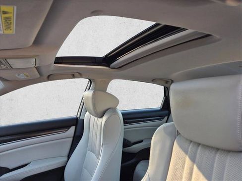 Used 2018 Honda Accord Touring image 15