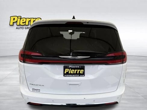 Used 2023 Chrysler Pacifica Touring-L image 3