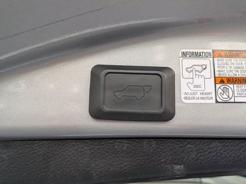 Used 2018 Toyota RAV4 XLE AWD/4WD image 15