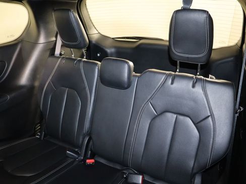 Used 2022 Chrysler Pacifica Touring-L w/ S Appearance Package image 21