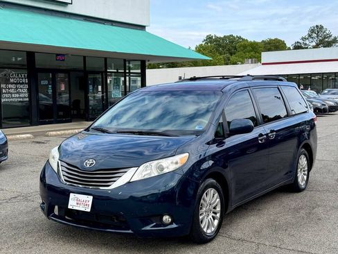 Used 2012 Toyota Sienna XLE FWD image 1
