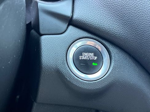 Used 2018 Chevrolet Equinox LT FWD image 29
