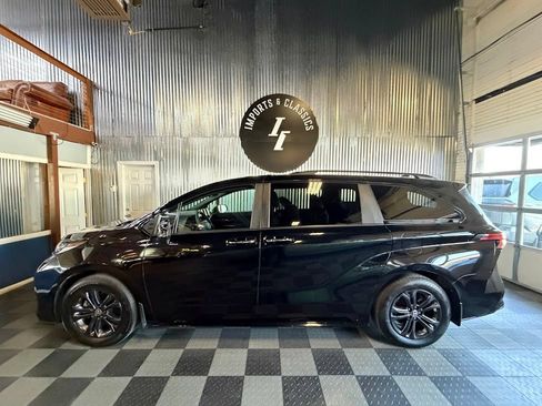 Used 2025 Toyota Sienna XSE AWD/4WD image 8