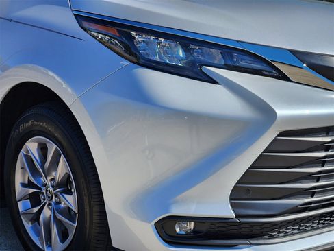 Used 2026 Toyota Sienna XLE image 7