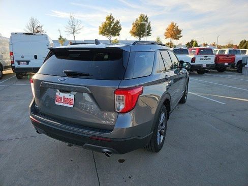 Used 2022 Ford Explorer XLT w/ Equipment Group 202A image 6