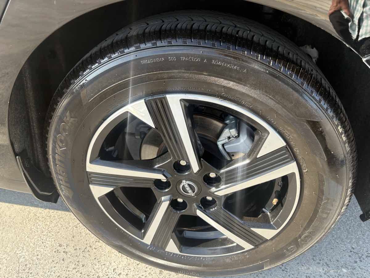 Used 2025 Nissan Sentra SV FWD image 9