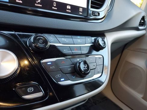 Used 2024 Chrysler Pacifica Touring-L image 22