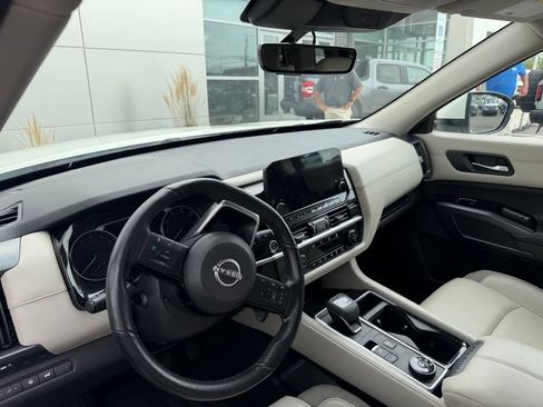 Used 2023 Nissan Pathfinder SL AWD/4WD image 9