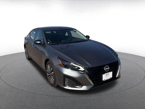 Used 2025 Nissan Altima 2.5 SV FWD image 3