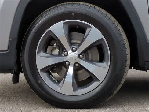 Used 2019 Jeep Cherokee Limited image 14