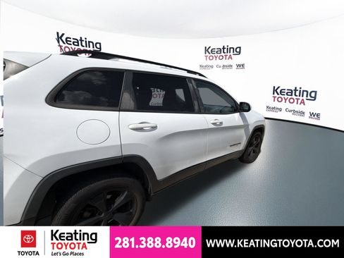 Used 2018 Jeep Cherokee Latitude w/ Altitude Package FWD image 2