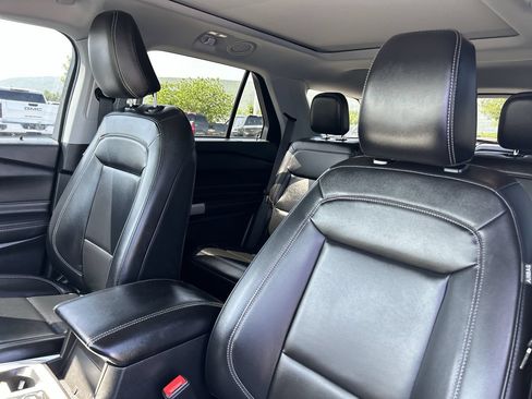 Used 2022 Ford Explorer XLT w/ Equipment Group 202A AWD/4WD image 22