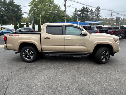 Used 2018 Toyota Tacoma TRD Sport AWD/4WD image 3