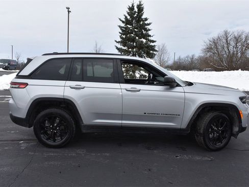 Used 2024 Jeep Grand Cherokee Altitude image 4