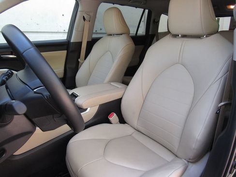 Certified 2025 Toyota Highlander XLE AWD/4WD image 12