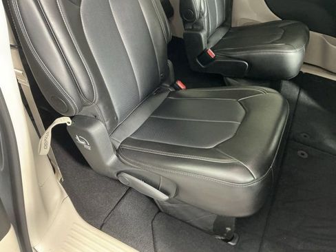 Used 2024 Chrysler Pacifica Touring-L image 12