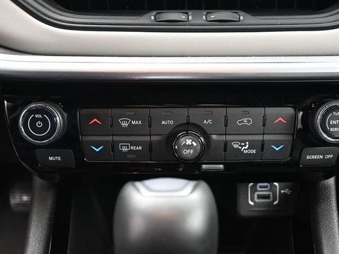 Used 2025 Jeep Compass Limited image 27