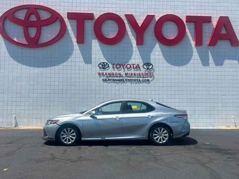 Used 2019 Toyota Camry LE FWD image 4