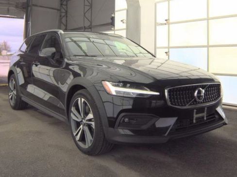 Used 2025 Volvo V60 B5 Cross Country Plus AWD/4WD image 4