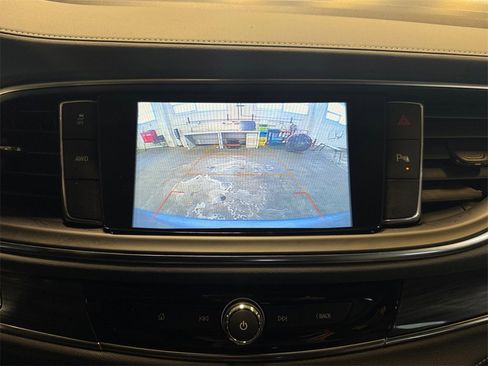 Used 2018 Buick Enclave Essence image 18