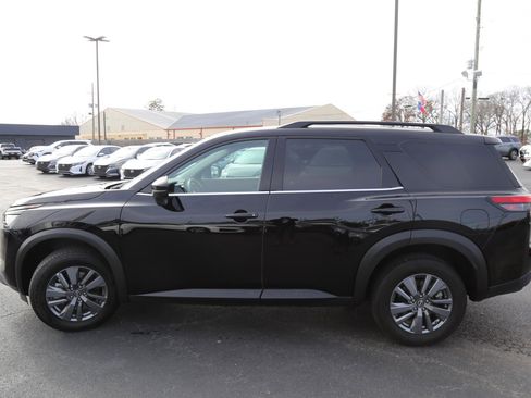 Used 2025 Nissan Pathfinder SV image 3