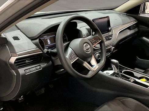 Used 2024 Nissan Altima 2.5 SV FWD image 14