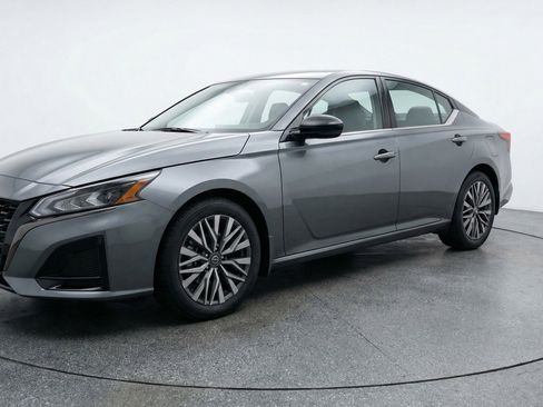 Used 2025 Nissan Altima 2.5 SV image 3