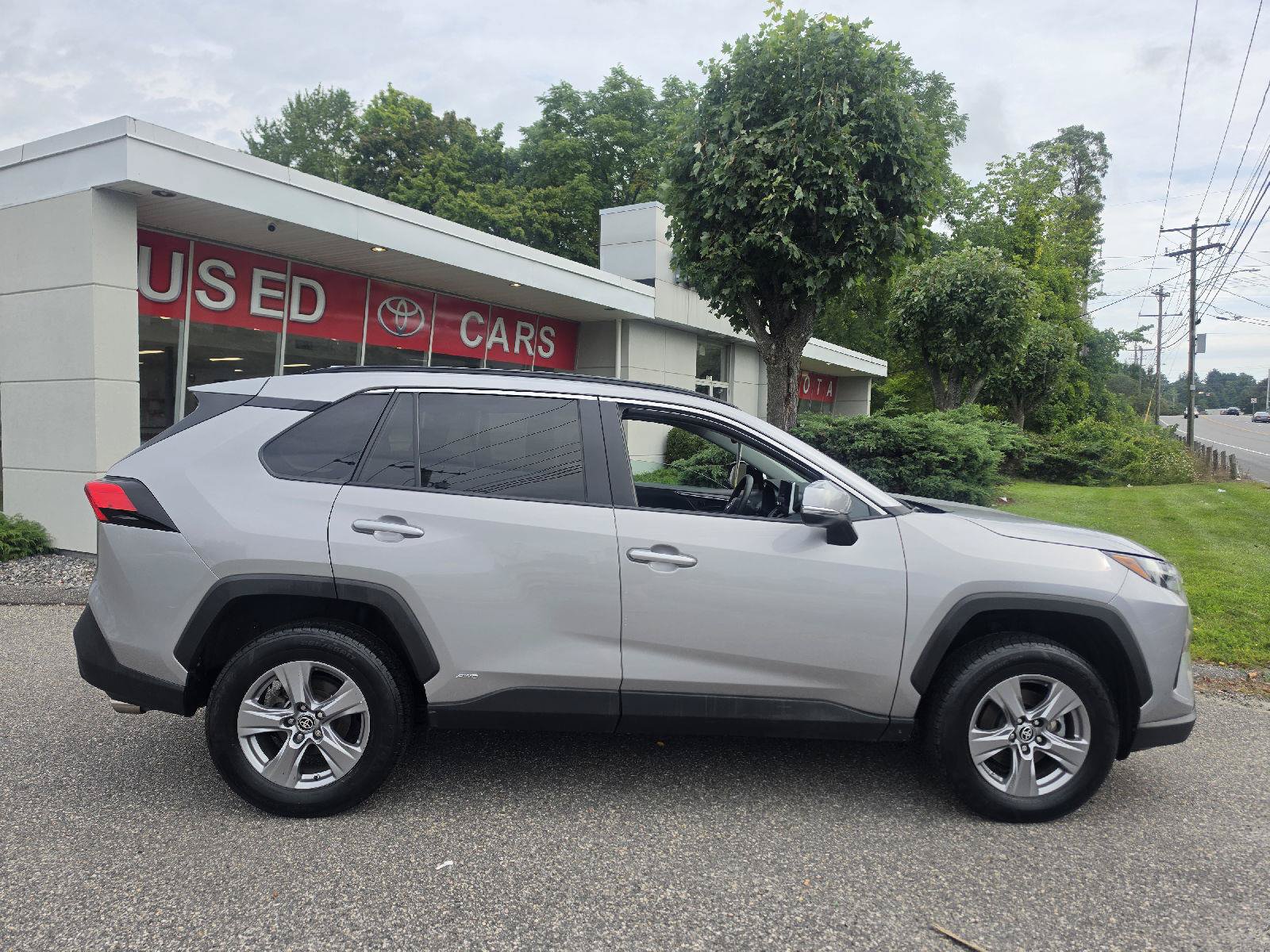 Certified 2023 Toyota RAV4 LE AWD/4WD image 2