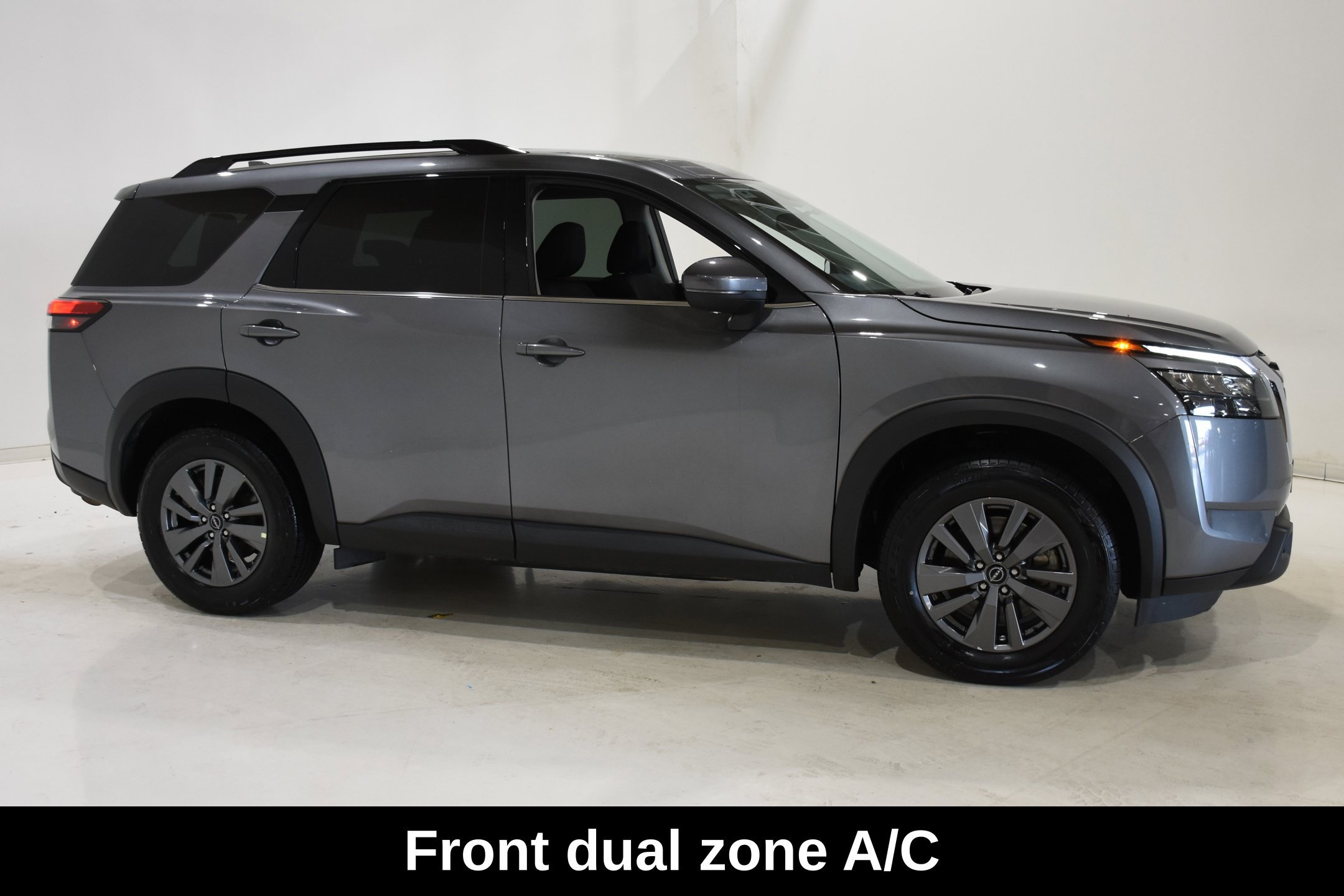 Used 2025 Nissan Pathfinder SV FWD image 3