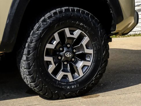 Used 2017 Toyota Tacoma TRD Off-Road image 49