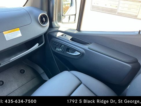 Used 2025 Mercedes-Benz Sprinter 2500 image 10