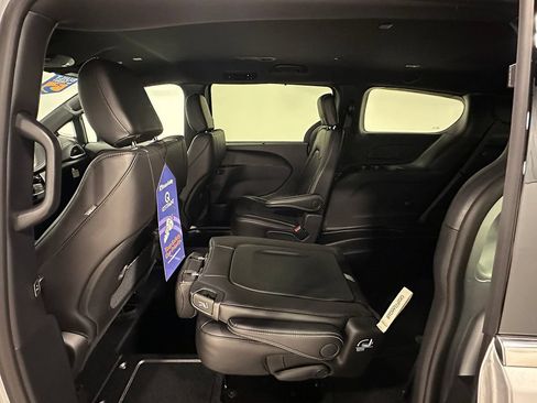 Used 2026 Chrysler Pacifica Select FWD image 23