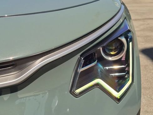 Used 2024 Kia Niro EX FWD image 9