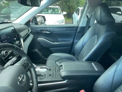 Used 2021 Toyota Highlander XLE AWD/4WD image 9