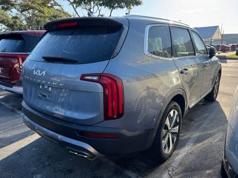 Used 2022 Kia Telluride EX w/ EX Premium Package FWD image 3