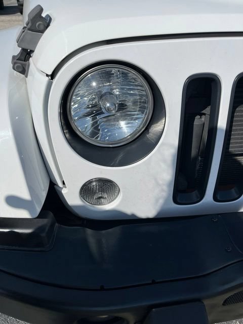 Used 2016 Jeep Wrangler Unlimited Sahara AWD/4WD image 3