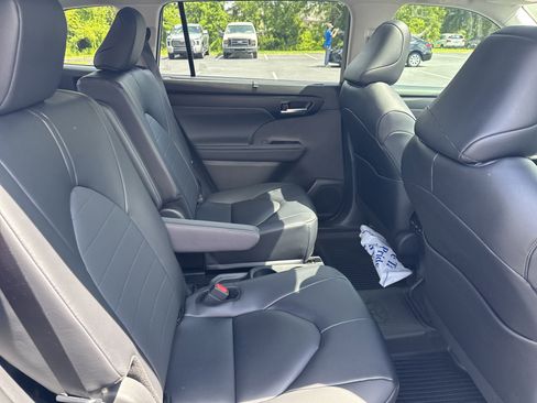 New 2025 Toyota Highlander XLE image 28